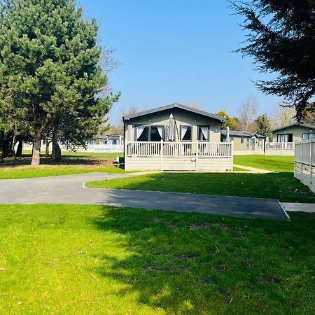 Reynards Retreat Lodge With Hot Tub Barmby on the Moor Ngoại thất bức ảnh