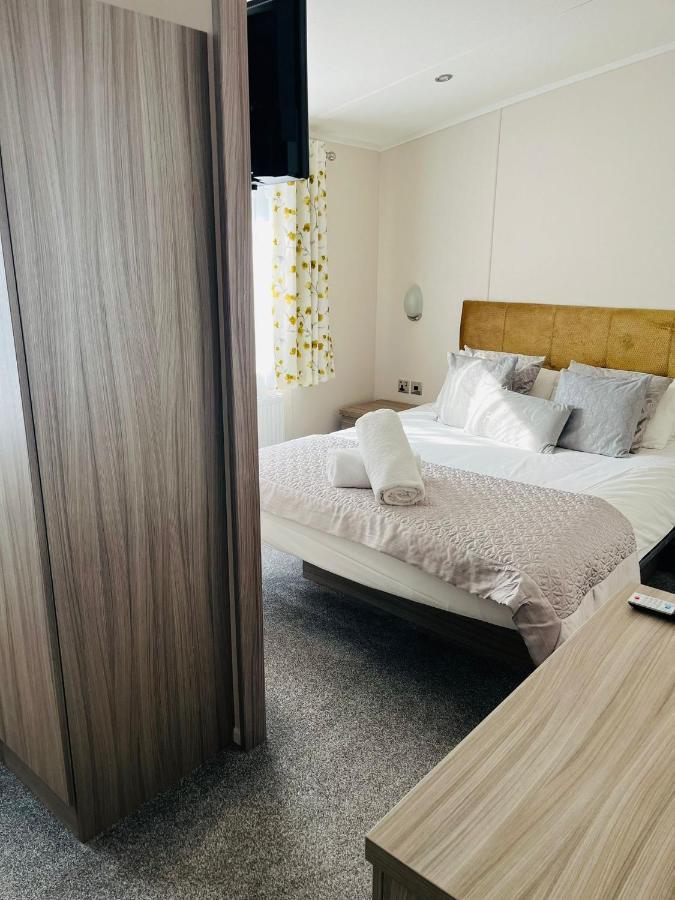 Reynards Retreat Lodge With Hot Tub Barmby on the Moor Ngoại thất bức ảnh